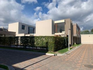 Foto 1 de Venta casa en Cumbayá santa Ines