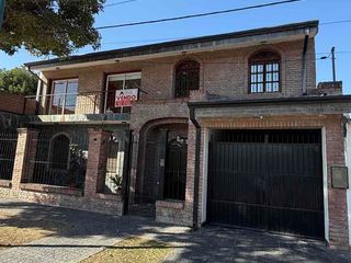 Foto 1 de VENTA CASA GRAND BOURG CON PILETA