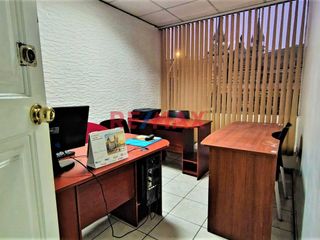 Foto 1 de Alquiler De Oficina Amoblado O Sin Amoblar 53M2 Piso 3 Galeria La Once Lima