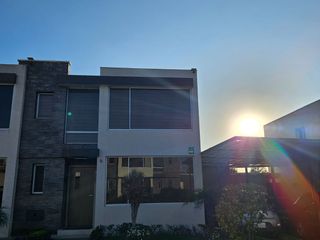 Foto 1 de Tumbaco, Sector Av Universitaria, arriendo Casa Esquinera Amoblada