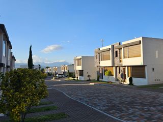 Foto 2 de Tumbaco, Sector Av Universitaria, arriendo Casa Esquinera Amoblada