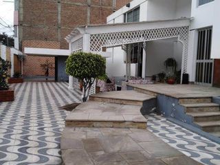 Foto 6 de Casa como terreno en esquina de 1,177.84 m² – Trujillo, La Libertad