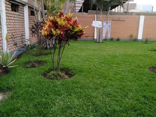 Foto 2 de Casa como terreno en esquina de 1,177.84 m² – Trujillo, La Libertad