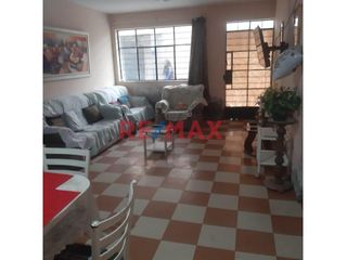 Foto 1 de Casa Con Local Comercial En Primer Piso