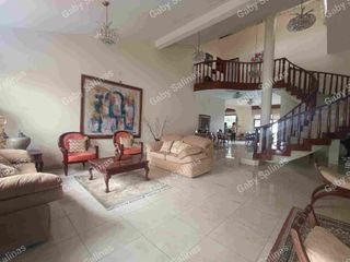Foto 2 de ALQUILO Casa amplia con otra casa atrás en medio piscina