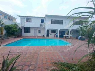 Foto 6 de ALQUILO Casa amplia con otra casa atrás en medio piscina