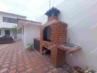 Foto 7 de ALQUILO Casa amplia con otra casa atrás en medio piscina