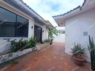 Foto 10 de ALQUILO Casa amplia con otra casa atrás en medio piscina