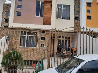 Foto 1 de VENTA DE CASA TRES PISOS + 1 MINI DEPARTAMENTO EN LOS MOLINOS, SECTOR JIPIRO (COMPLEJO FERIAL) LOJA
