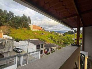 Foto 21 de VENTA DE CASA TRES PISOS + 1 MINI DEPARTAMENTO EN LOS MOLINOS, SECTOR JIPIRO (COMPLEJO FERIAL) LOJA