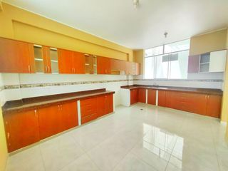 Foto 5 de Se Alquila Amplio Departamento en Primer Piso en La Urb. El Harás de Ica