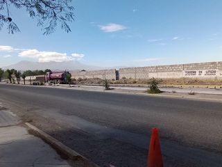 Foto 3 de Se Vende Amplia Casa A Precio De Terreno En Zamácola!!
