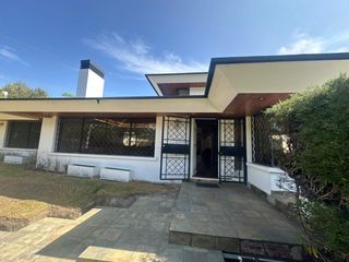Foto 2 de SE  RENTA CASA DE LUJO EN MONTESERRÍN  Exclusiva Casa en Campo Alegre – Monteserrín, Quito  📍 Ubicación privilegiada cerca de la Academia Coto