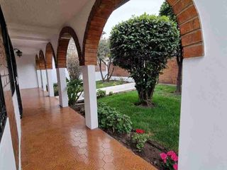 Foto 1 de Casa de arriendo en Pomasqui, a una cuadra del parque central, 2 garajes