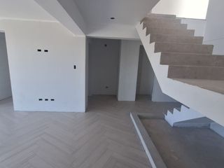 Foto 8 de VENDO HERMOSO DUPLEX, EN SACACHACA, CERCA AL COLEGIO MAX UHLE, NO PAGAS ALCABALA,CON 3 DORMITORIOS, 4 BAÑOS, COCHERA Y ASENSOR DIRECTO DUPLE