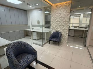 Foto 1 de Oficina Implementada de 115 m² con Vista a Javier Prado en Santiago de Surco
