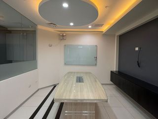 Foto 2 de Oficina Implementada de 115 m² con Vista a Javier Prado en Santiago de Surco