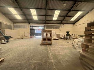 Foto 1 de RENTA GALPÓN INDUSTRIAL 550m más 80m OFICINAS , PATIO DE CARGA Y DESCARGA