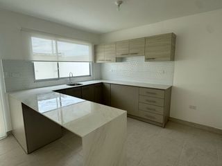 Foto 4 de CASA EN RENTA URBANIZACION EN MANTA