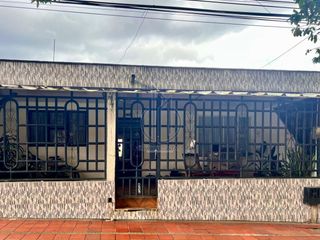 Foto 1 de CASA FRENTE AL CENTRO COMERCIAL VIVA