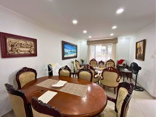 Foto 3 de Venta de Casa un piso bien ubicada