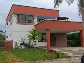Foto 1 de Venta de Casa Campestre en Villavicencio, Meta, AMARILLO