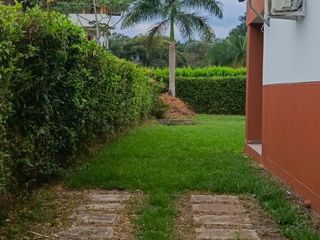 Foto 2 de Venta de Casa Campestre en Villavicencio, Meta, AMARILLO