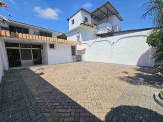 Foto 1 de EN VENTA DEPARTAMENTO PLANTA BAJA -  URDESA CENTRAL - BÁLSAMOS Y V.E ESTRADA