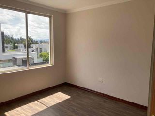 Foto 2 de de renta casa con patio propio balcón  y vista de renta 3 habitaciones más amplia sala de TV o estudio  2 parqueaderos dentro urb privada a pocos minutos Universidad San Francisco