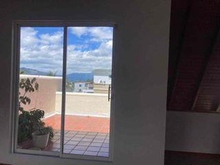 Foto 1 de de renta casa con patio propio balcón  y vista de renta 3 habitaciones más amplia sala de TV o estudio  2 parqueaderos dentro urb privada a pocos minutos Universidad San Francisco