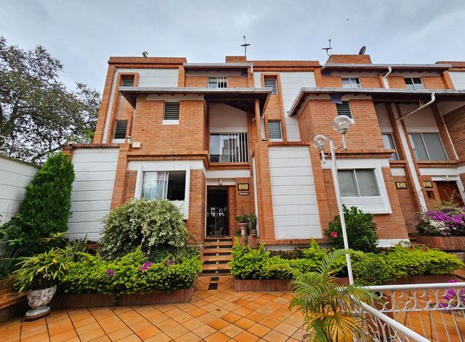 Casa en arriendo en Comuna 12 Cabecera del Llano en Comuna 12 Cabecera Del Llano