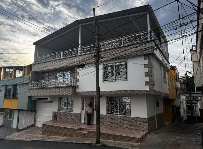 Casa en arriendo en Comuna 12 Cabecera del Llano