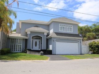 Foto 1 de AMPLIA CASA EN VENTA O ALQUILER  CON PISCINA- LOMA BLANCA - PIURA