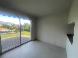 VENDO CASA SECTOR INTERVALLES  CON PISCINA