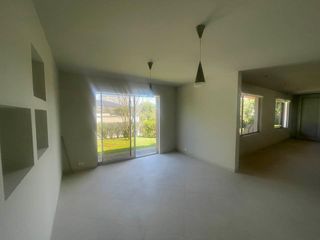 VENDO CASA SECTOR INTERVALLES  CON PISCINA