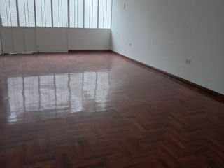 Vendo amplia casa en urb. privada cerca parque lambramani $ 244,000 negociable