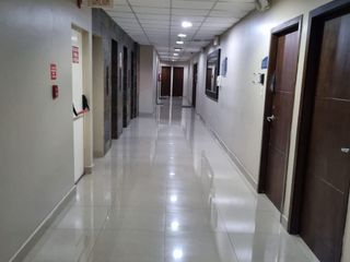 Oficina en Alquiler en el Edificio Blue Towers, Sector San Marino, Parqueos, Norte de Guayaquil.