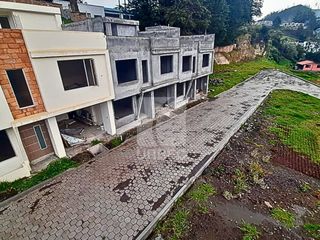 Foto 1 de VENTA - CASAS DE VENTA EN LA CIUDAD DE GUARANDA EN EL SECTOR DEL COLEGIO TECNICO GUARANDA/24URB03