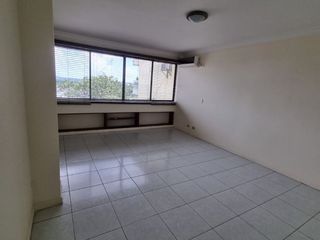 Departamento en Venta en Lomas de Urdesa, 2 Plantas, 5 habitaciones, 4 Baños, Terraza, 2 Garajes.