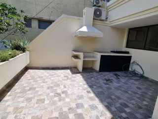 Departamento en Venta en Lomas de Urdesa, 2 Plantas, 5 habitaciones, 4 Baños, Terraza, 2 Garajes.