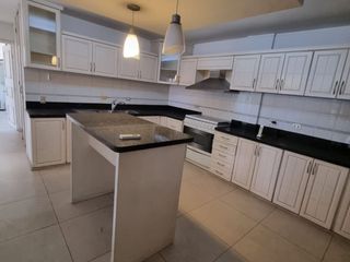 Departamento en Venta en Lomas de Urdesa, 2 Plantas, 5 habitaciones, 4 Baños, Terraza, 2 Garajes.