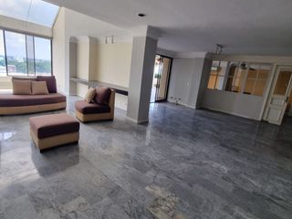 Departamento en Venta en Lomas de Urdesa, 2 Plantas, 5 habitaciones, 4 Baños, Terraza, 2 Garajes.