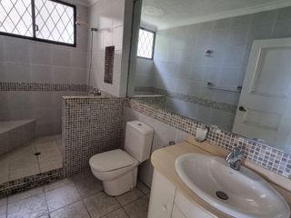 Departamento en Venta en Lomas de Urdesa, 2 Plantas, 5 habitaciones, 4 Baños, Terraza, 2 Garajes.