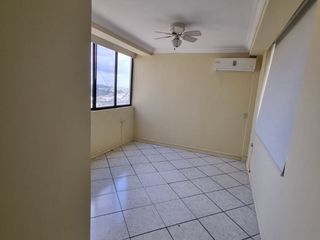 Departamento en Venta en Lomas de Urdesa, 2 Plantas, 5 habitaciones, 4 Baños, Terraza, 2 Garajes.