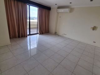 Departamento en Venta en Lomas de Urdesa, 2 Plantas, 5 habitaciones, 4 Baños, Terraza, 2 Garajes.