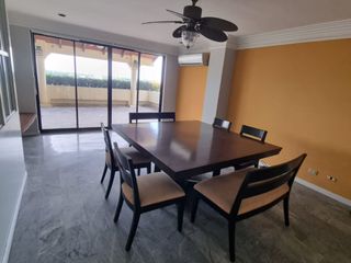 Departamento en Venta en Lomas de Urdesa, 2 Plantas, 5 habitaciones, 4 Baños, Terraza, 2 Garajes.