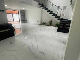 HERMOSA CASA EN SABANETA