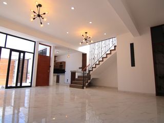 Foto 2 de CASA DE UN 1 PISO Y MEDIO EN VENTA - URB. BOULEVAD PARK PLAZA - PIURA