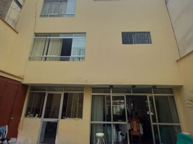 Venta de casa de 3 pisos remodelada en Surco frente a parque