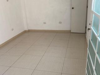 Foto 5 de VENDO CASA DE 3 PISOS JIRON AGUA MARINA MZ I LOTE 33 SAN JUAN DE LURIGANCHO